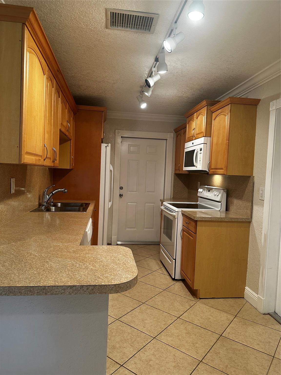 Collier Manor 5th Add 40- - Residential