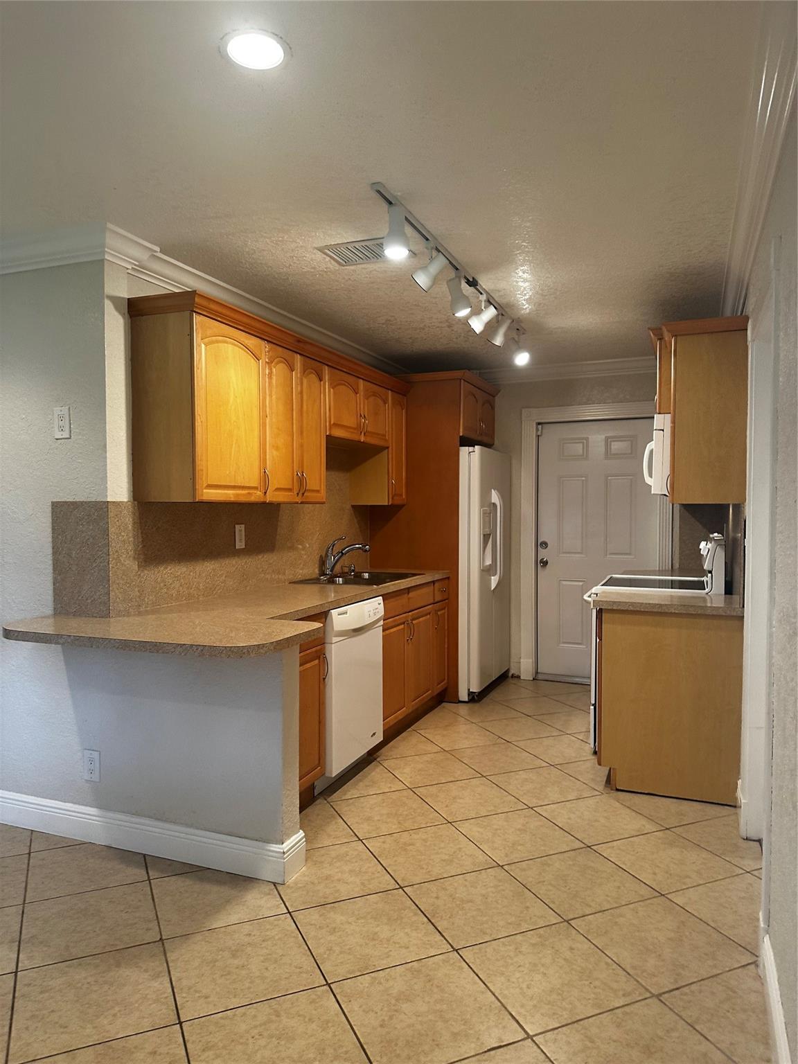 Collier Manor 5th Add 40- - Residential