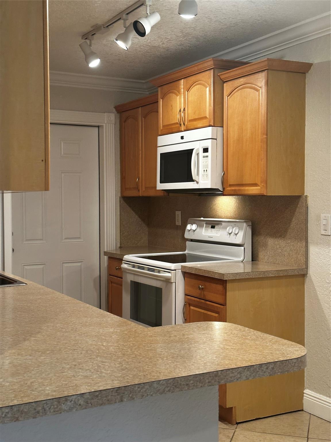 Collier Manor 5th Add 40- - Residential