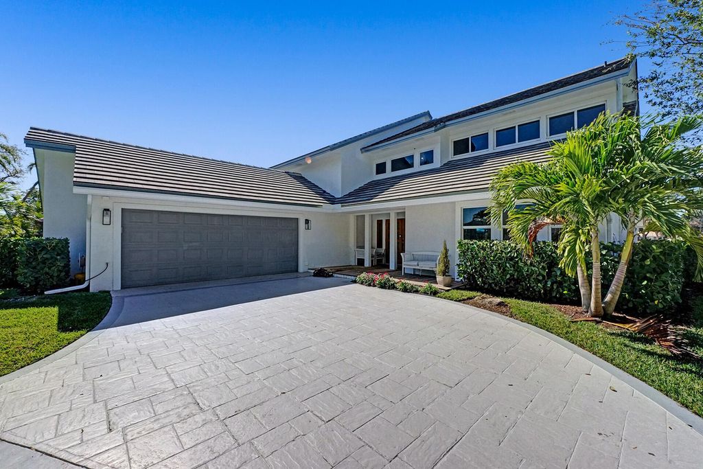 Photo of 21 Marlwood Lane, Palm Beach Gardens, FL 33418 (MLS # R10919413)