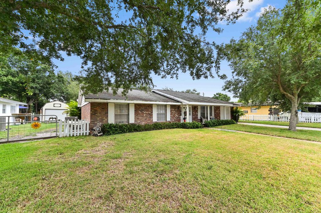 Photo of 2104 S 26th Street, Fort Pierce, FL 34947 (MLS # R11091060)