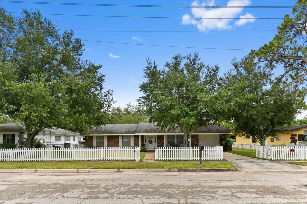 Photo of 2104 S 26th Street, Fort Pierce, FL 34947 (MLS # R11091060)