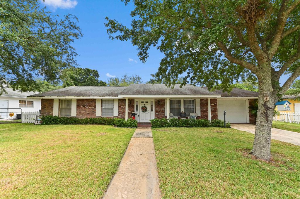 Photo of 2104 S 26th Street, Fort Pierce, FL 34947 (MLS # R11091060)