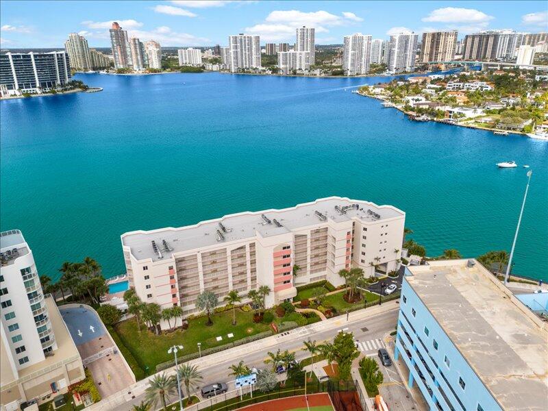 LES PELICANS (THE PELICANS) CONDO - Residential