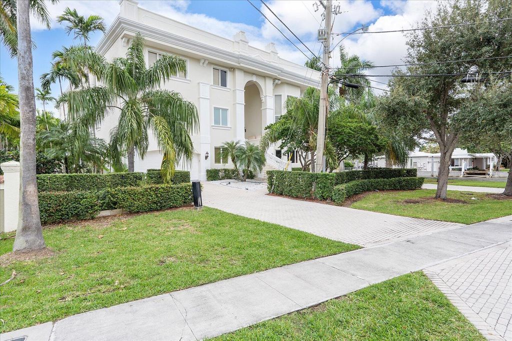 Photo of 414 Riviera Isle Drive, Fort Lauderdale, FL 33301 (MLS # B26018349)