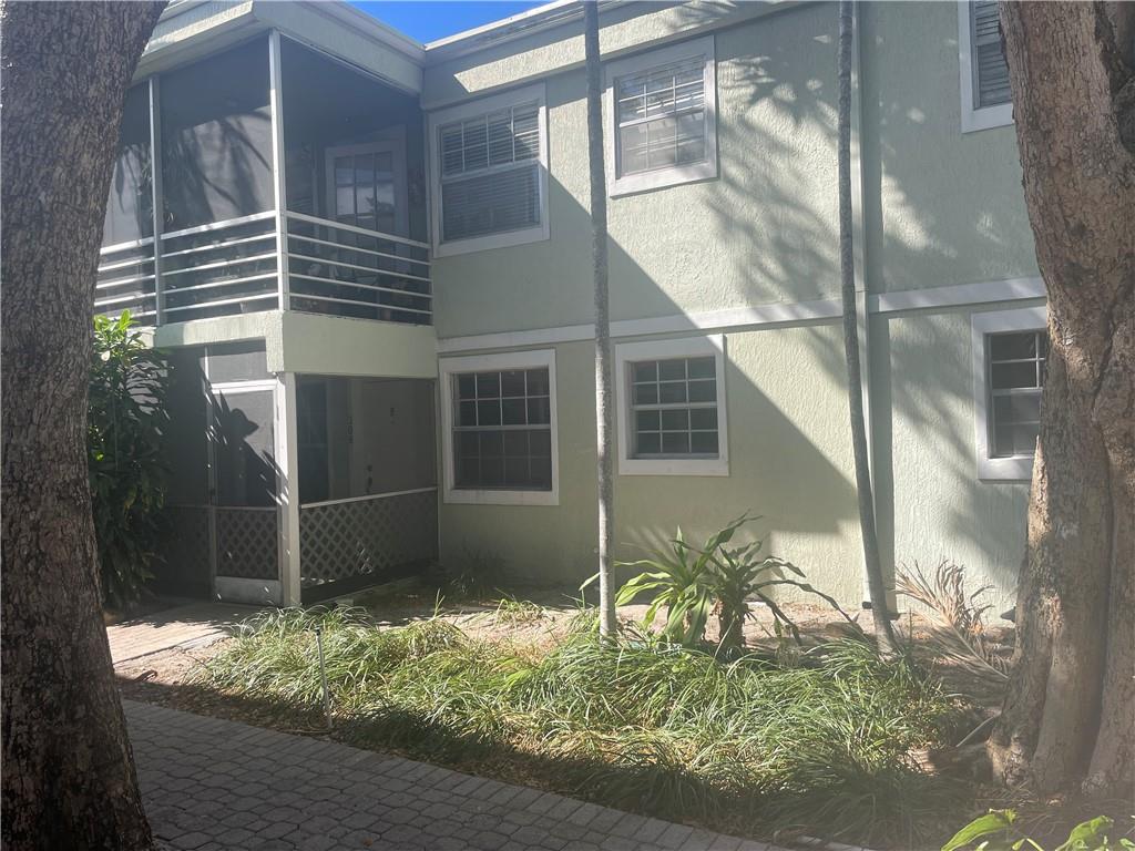 VERY LARGE AND SPACIOUS 3/2 BEAUTIFUL MAINTAIND TROPICAL COMMUNITY. NEW FRESH PAINT THROUGHOUT, OPEN FLOOR PLAN WITH TILE FLOORING. UPDATED KITCHEN WITH GRANITE COUNTER TOPS W/ SS APPLIANCES. HUGE LIVING AREA AS WELL. PRIVATE SCREEENED ENCLOSED PATIO TO ENJOY A LUSH TROPICAL SETTING. COMMUNITY POOL. LOTS OF STORAGE SPACE. WASHER AND DRYER IN UNIT. MINUTES FROM THE BEACH AND ALL MAJOR HIGHWAYS, ENTERTAINMENT, RESTAURANTS AND SHOPPING.