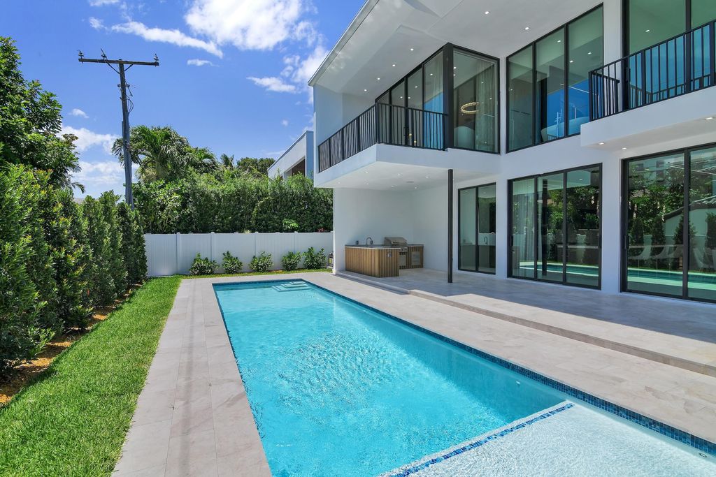 Photo of 344 NE 2nd Street, Boca Raton, FL 33432 (MLS # B26030369)