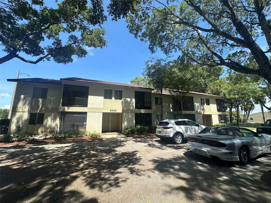 Move in ready great 1/1 loft style condo priced to sell washer and dryer in unit!