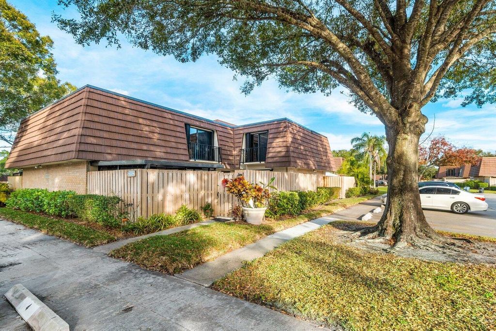 Photo of 2002 20th Lane, Palm Beach Gardens, FL 33418 (MLS # R10860300)