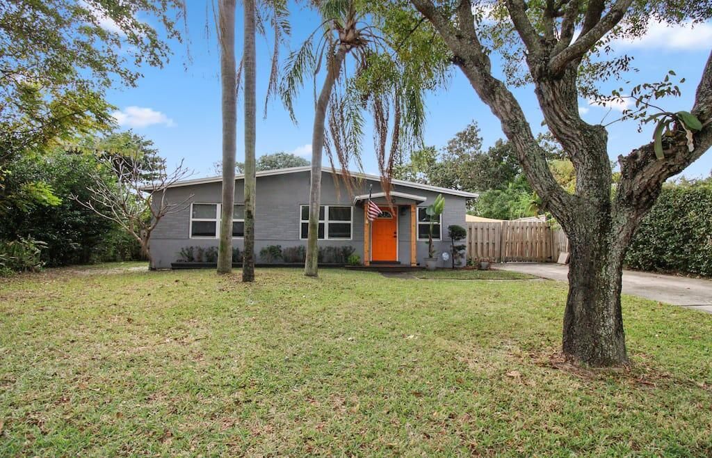 Photo of 140 SE 7th Avenue, Boynton Beach, FL 33435 (MLS # R11108921)