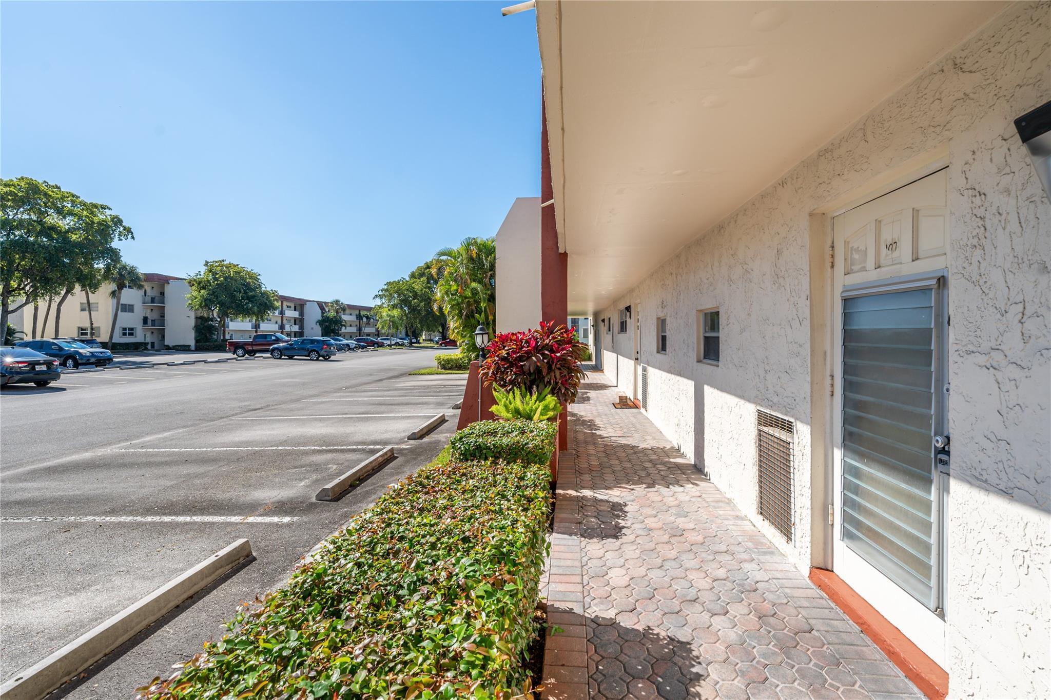 HOLLYBROOK GOLF AND - Residential