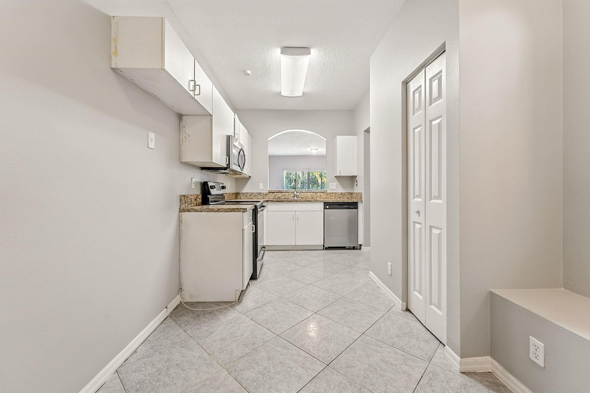 1203 SW 48th