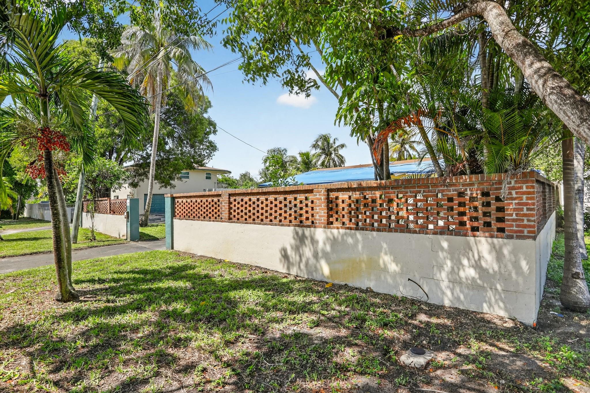 871 SW 10th St