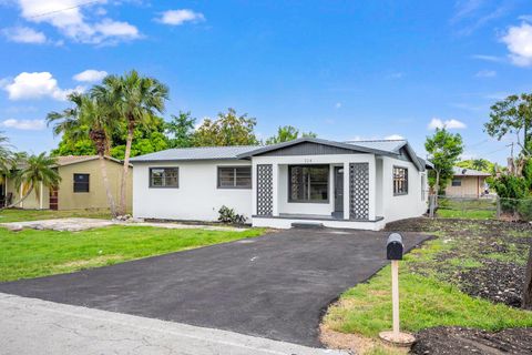 Single Family Residence in Belle Glade FL 224 14th Street St.jpg