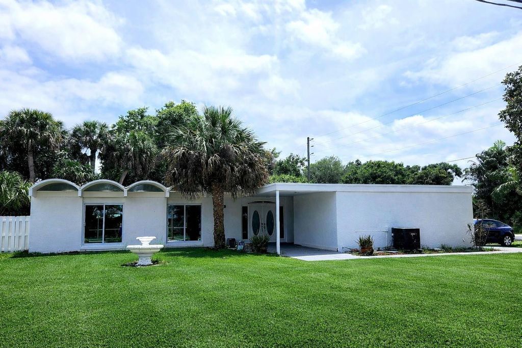 Photo of 1715 York Court, Fort Pierce, FL 34982 (MLS # F10551647)