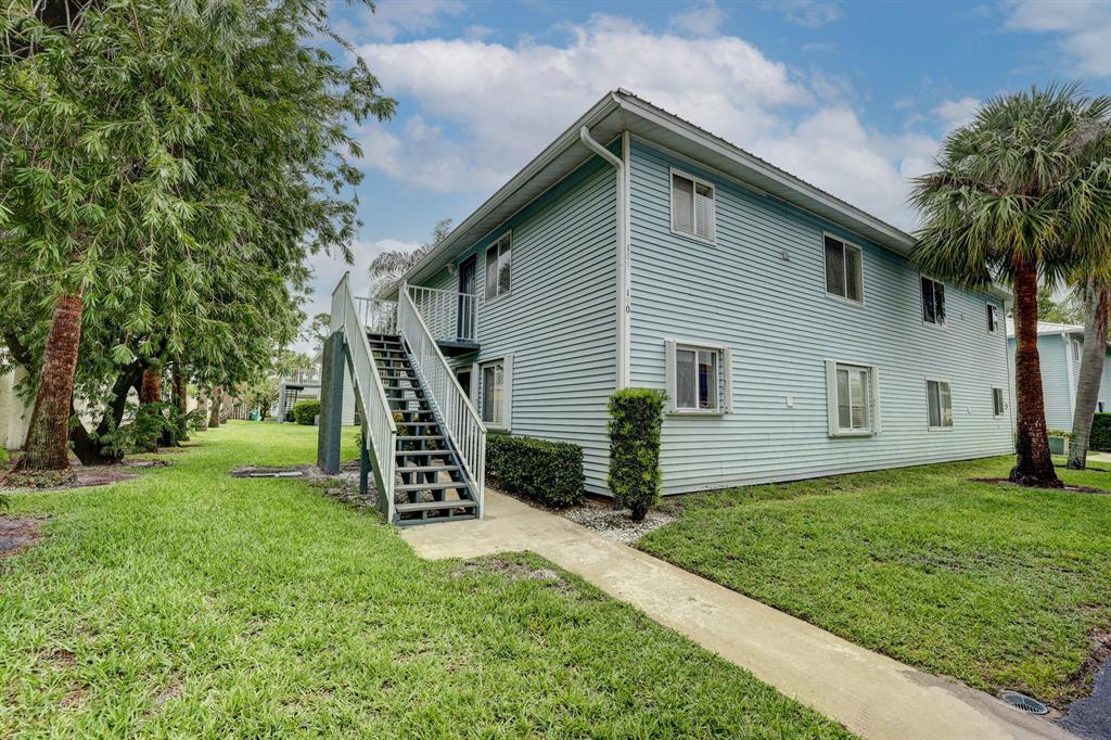 Photo of 189 SE Village Drive, Port Saint Lucie, FL 34952 (MLS # R10725040)