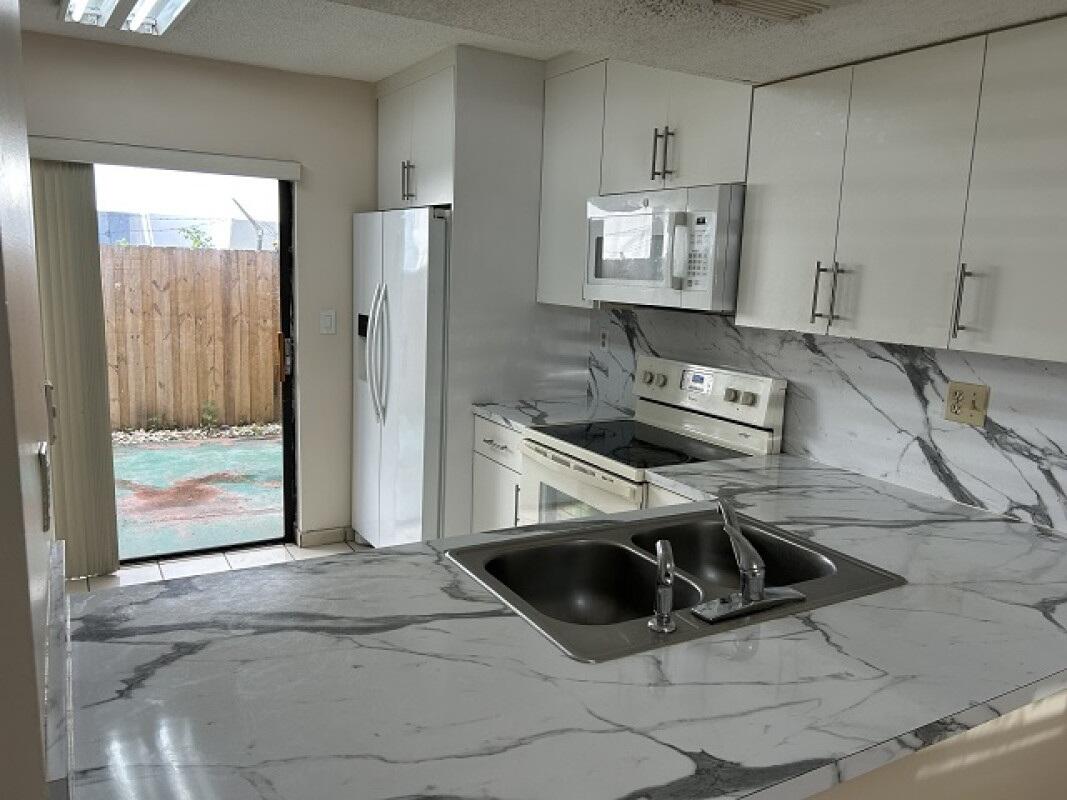 Carmel Twnhms Condo - Residential Lease