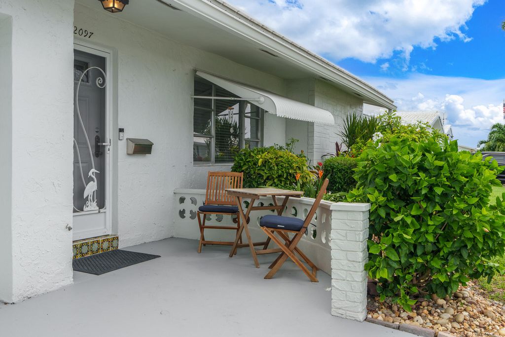 Photo of 2097 SW 14th Avenue, Boynton Beach, FL 33426 (MLS # R11017570)