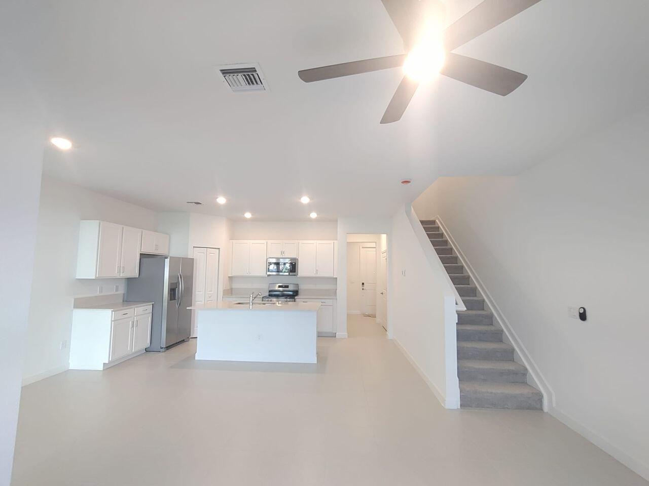 LAKESHORE AT THE FOUNTAINS REPLAT - Residential Lease