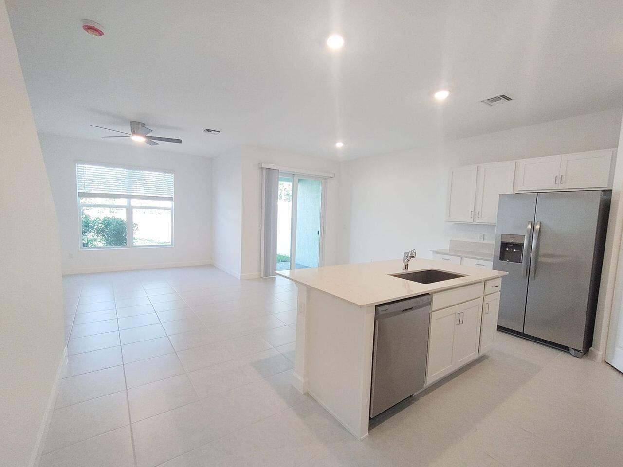 LAKESHORE AT THE FOUNTAINS REPLAT - Residential Lease