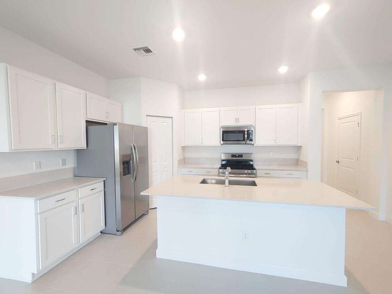 LAKESHORE AT THE FOUNTAINS REPLAT - Residential Lease