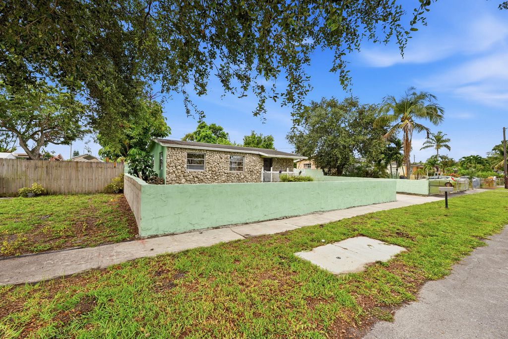 Photo of 6404 Oak Street, Hollywood, FL 33024 (MLS # B26034973)