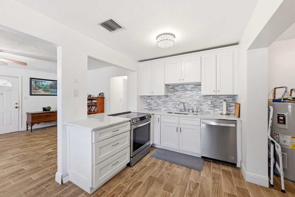 Photo of 6404 Oak Street, Hollywood, FL 33024 (MLS # B26034973)