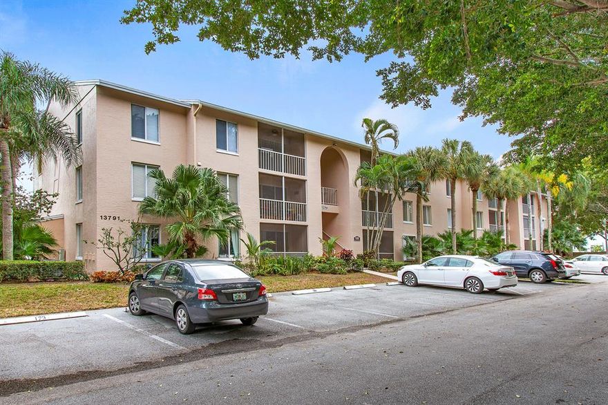 Cozy 2 bedroom, 2 bath condo with an incredible lake view in an all ages, pet friendly subdivision. Vaulted ceiling with skylight is located in the great room and the washer and dryer are located in the unit. An additional storage closet is located on the screened in balcony. Amenities include Clubhouse with resort style pool, jacuzzi, exercise room, gym, billiard room and lighted tennis courts.  Condominium fee includes Basic Cable, Water, Trash Pick-up, and  Building Insurance. The community is close to major roadways, restaurants, shopping and is VA APPROVED. Association requires score of 650 for buyers. See GRSmgt.com for Association Documents.