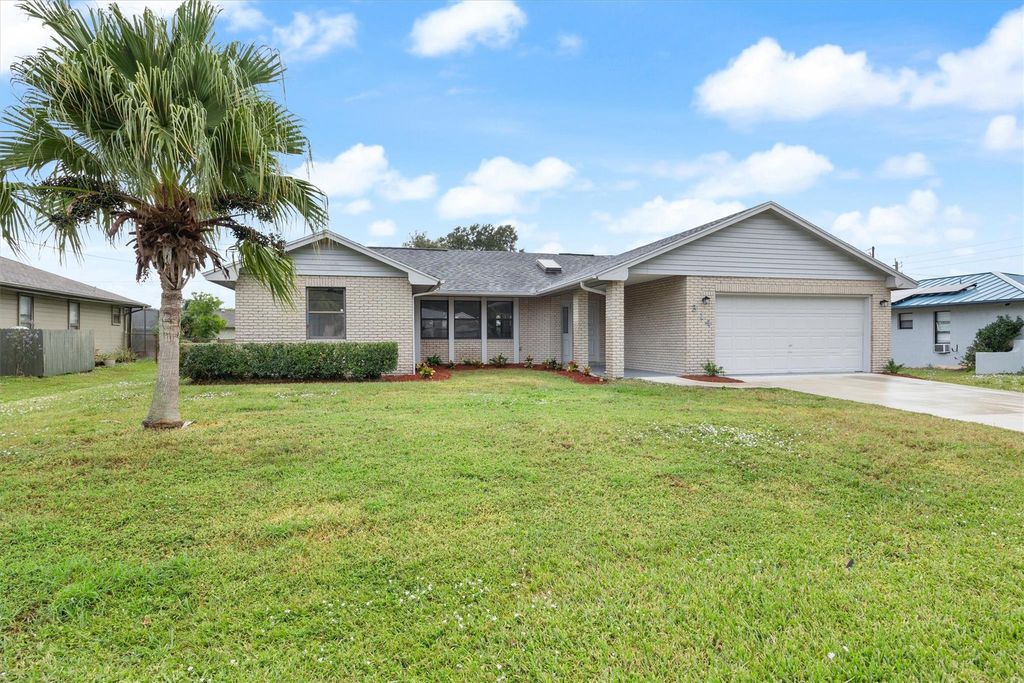 Photo of 314 SE Thornhill Drive, Port St Lucie, FL 34983 (MLS # F10409422)