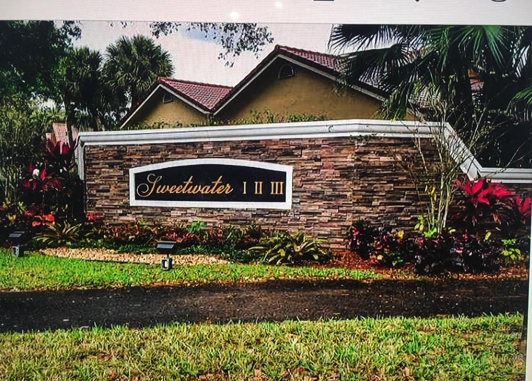 10910 Lakemore Lane 201