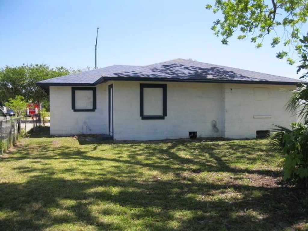 Photo of 521 N 25th Street, Fort Pierce, FL 34947 (MLS # R11081254)