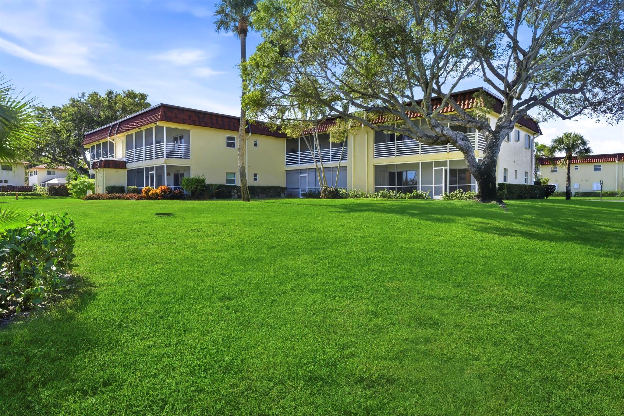 VILLAS ON THE GREEN CONDO - Residential