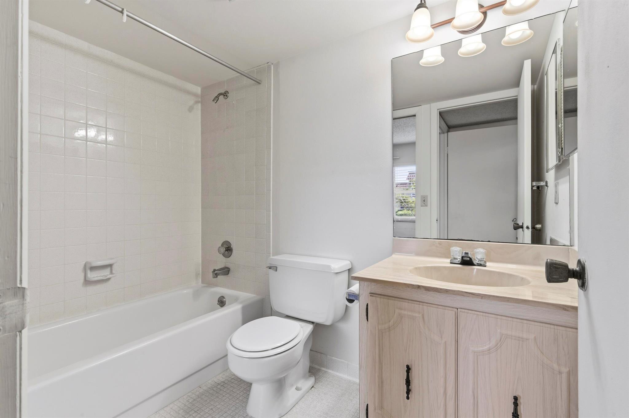 VILLAS ON THE GREEN CONDO - Residential