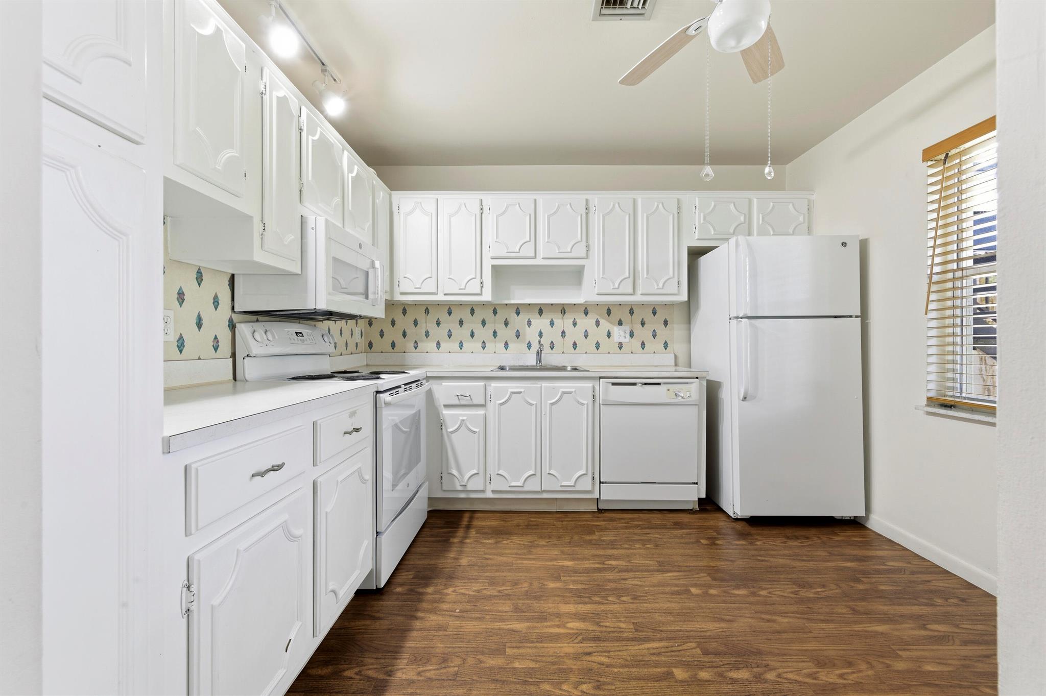 VILLAS ON THE GREEN CONDO - Residential