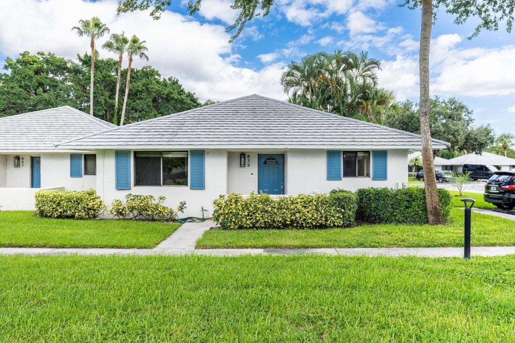 Photo of 828 CLUB Drive, Palm Beach Gardens, FL 33418 (MLS # B26092922)