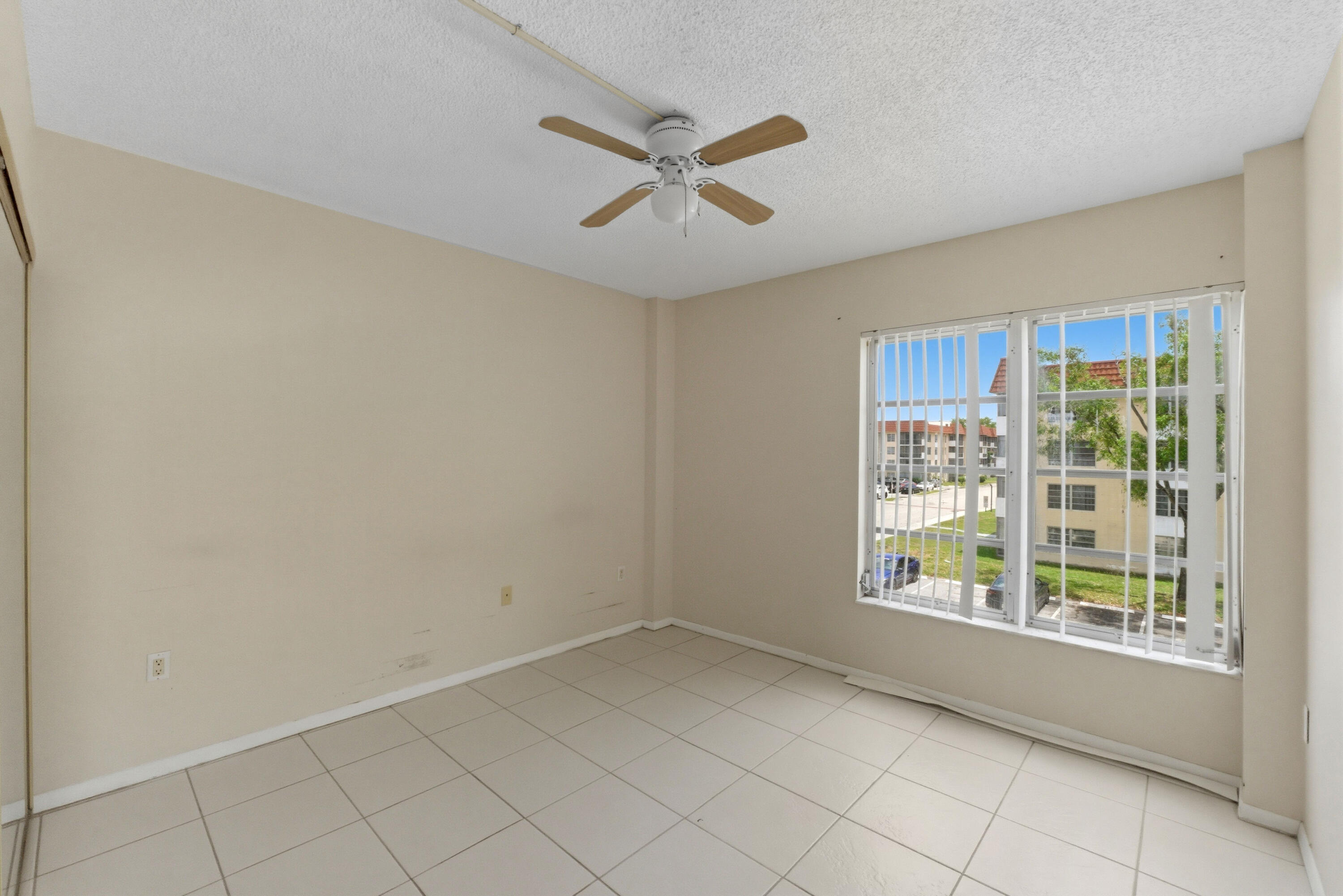 MANORS OF INVERRARY I-1 - Residential Lease