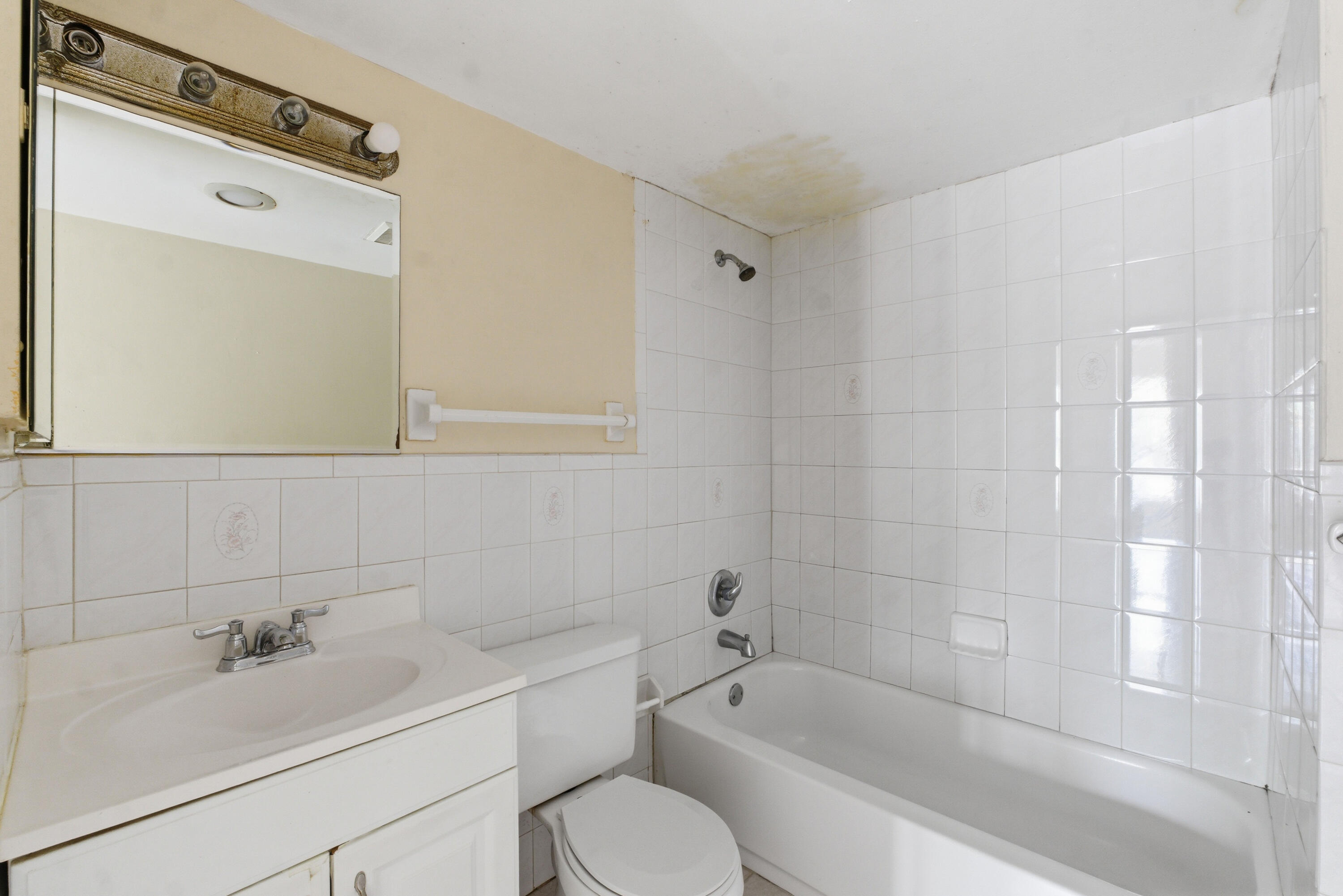 MANORS OF INVERRARY I-1 - Residential Lease