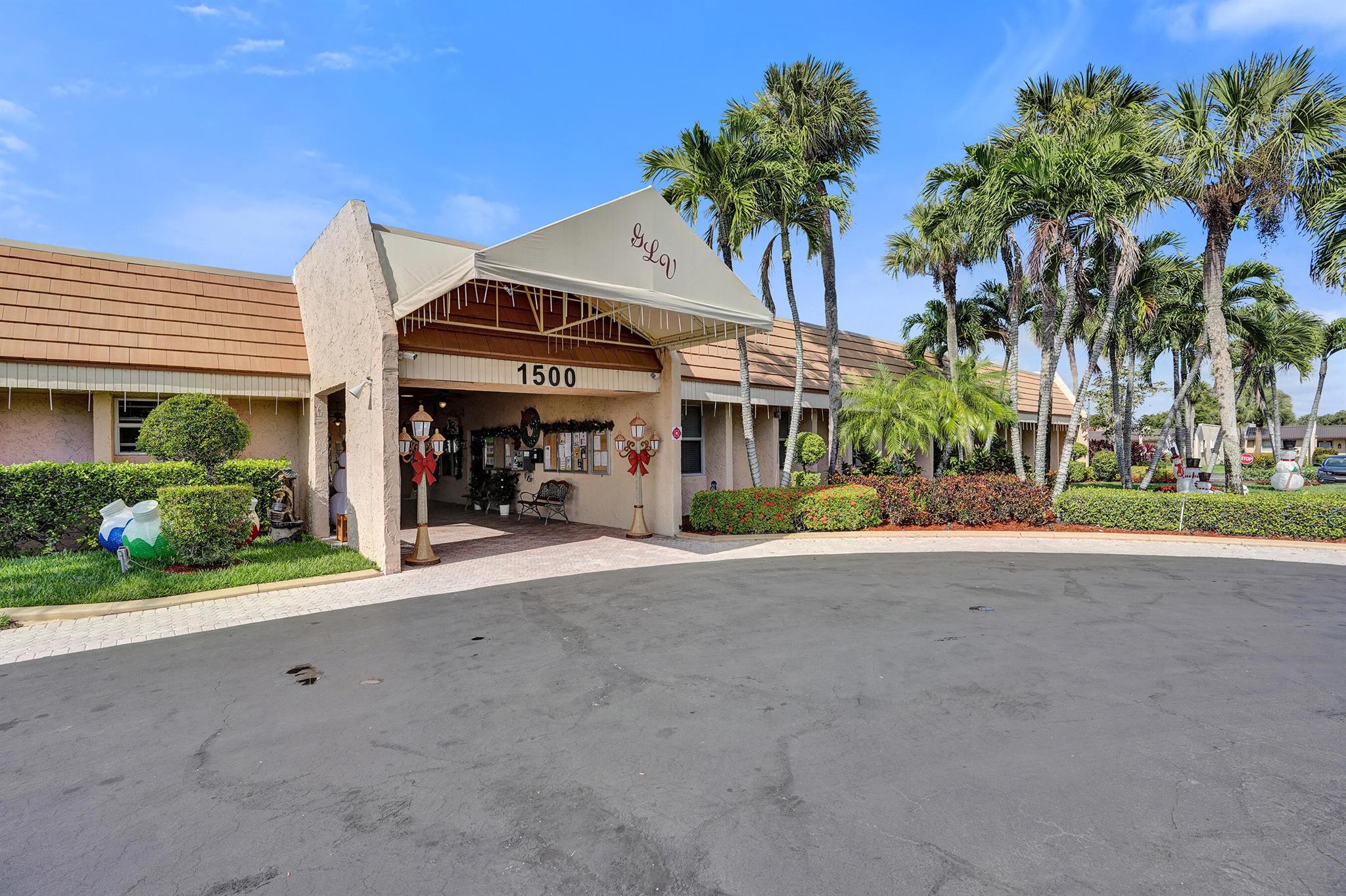 GOLDEN LAKES VILLAGE COND - Residential