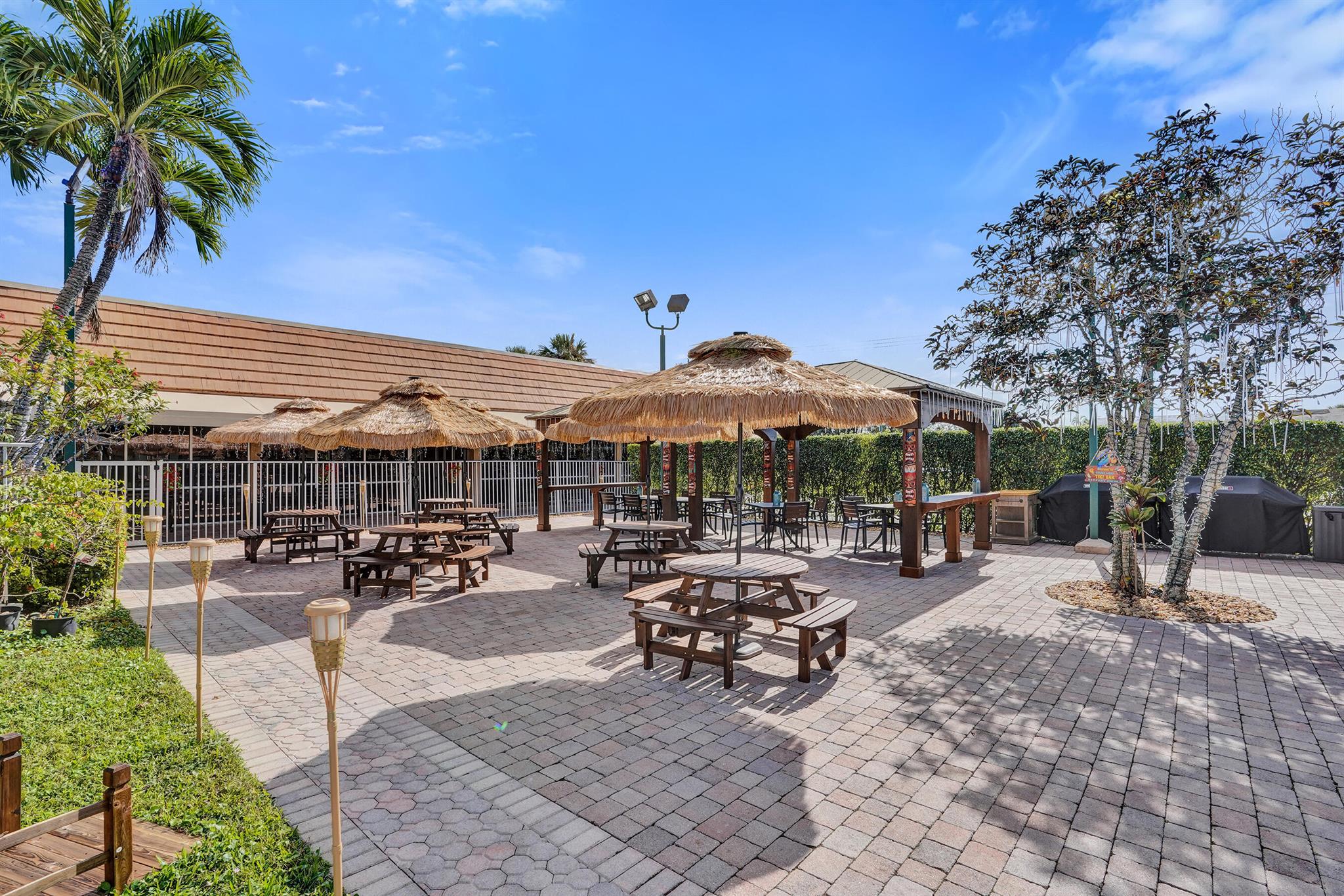 GOLDEN LAKES VILLAGE COND - Residential