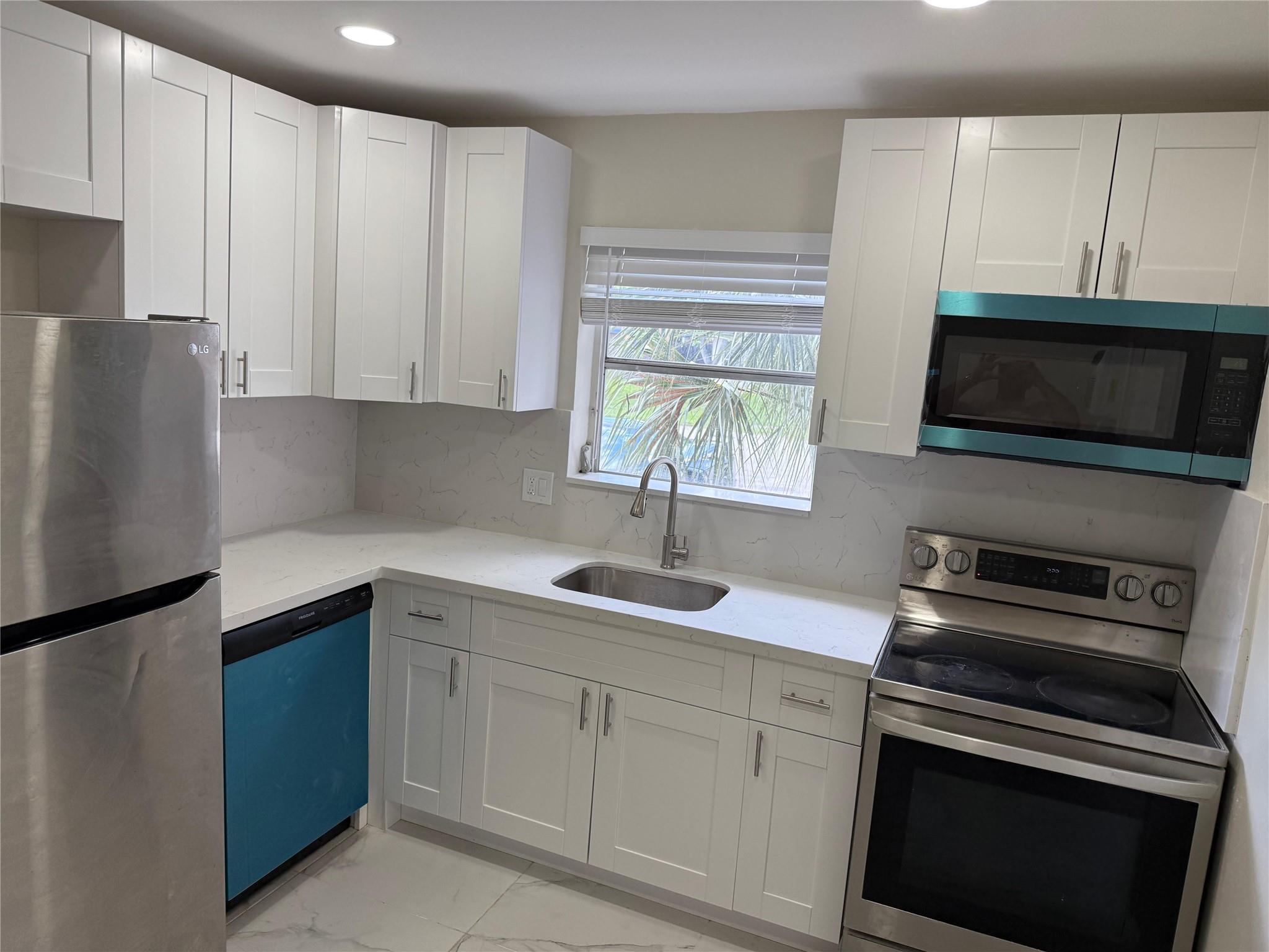 1/1 UNIT WITH NEW GRANITE KITCHEN, NEW WALL AC, NEW HIGH END SHOWER, NEW TILE FLOOR. 2 PARKING. FREE COMMON WASHER AND DRYER IN THE BLDG. RENT INCLUDING WATER AND TRASH. NO HOA APPROVAL NEEDED IMMEDIATE MOVE IN.