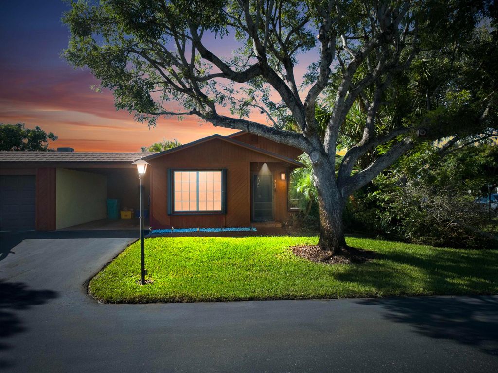 Photo of 517 SE 27th Terrace, Boynton Beach, FL 33435 (MLS # R11115412)