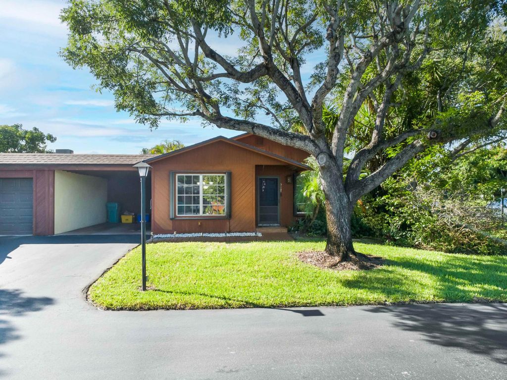 Photo of 517 SE 27th Terrace, Boynton Beach, FL 33435 (MLS # R11115412)