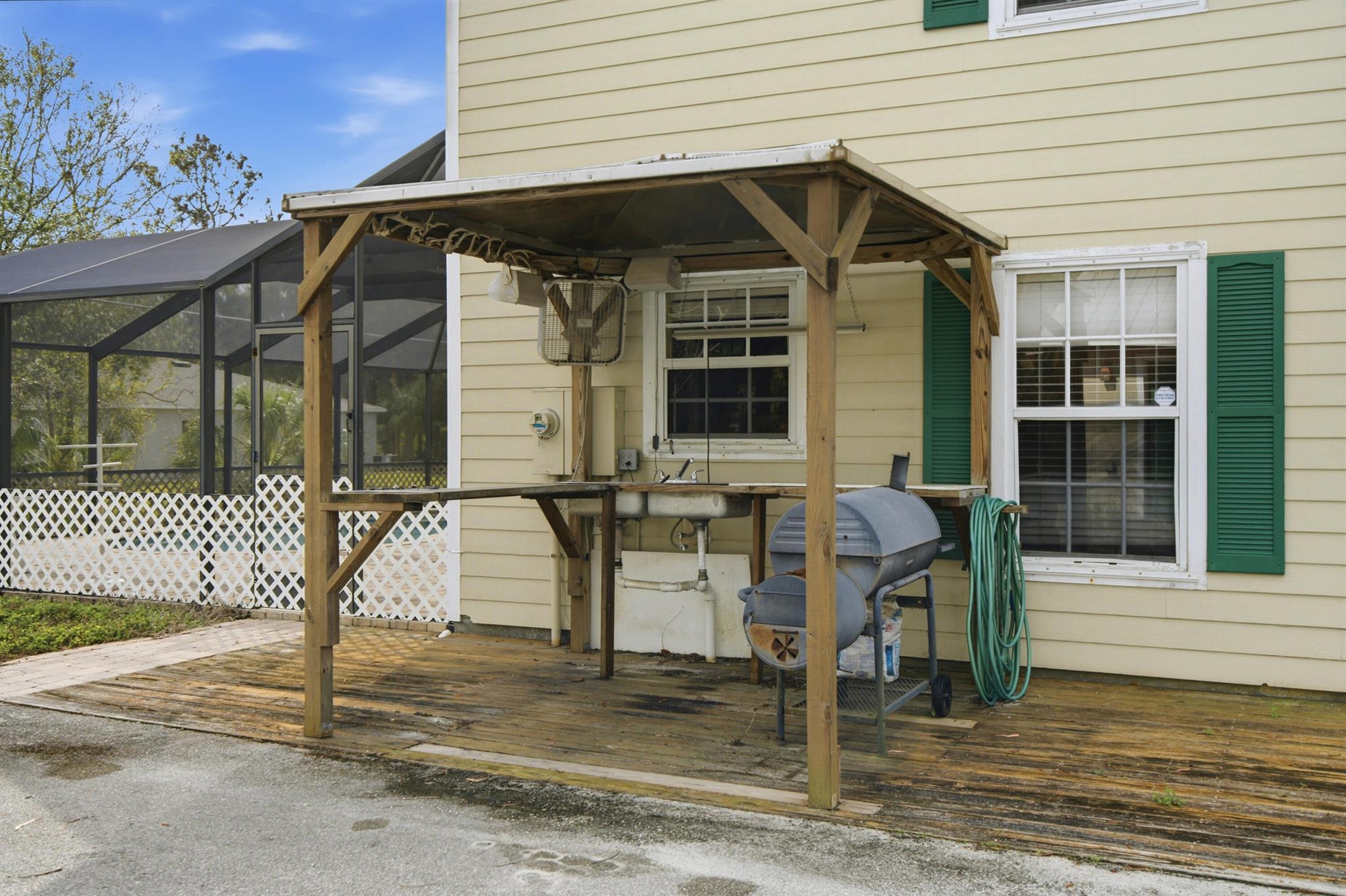 VERO LAKE ESTATES UNIT H- - Residential