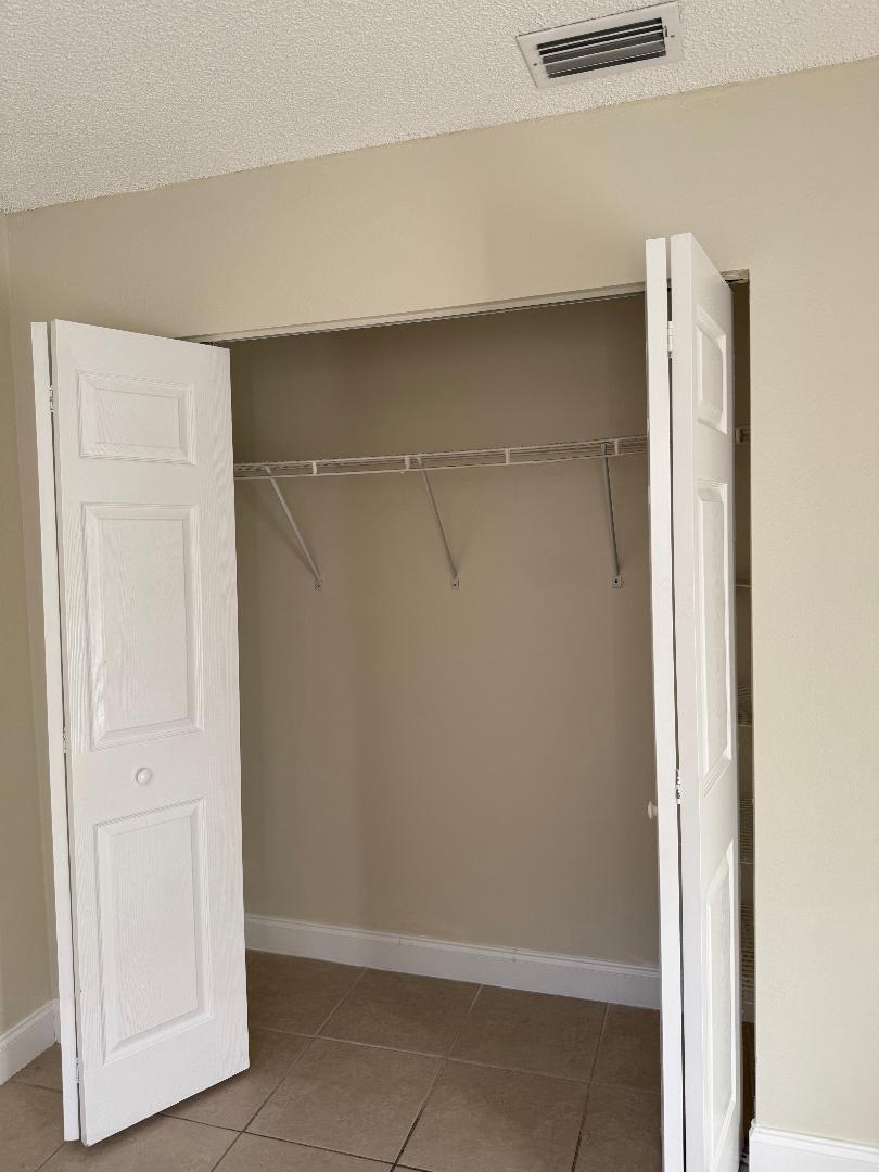 LAURELS AT SHERWOOD CONDO - Residential Lease