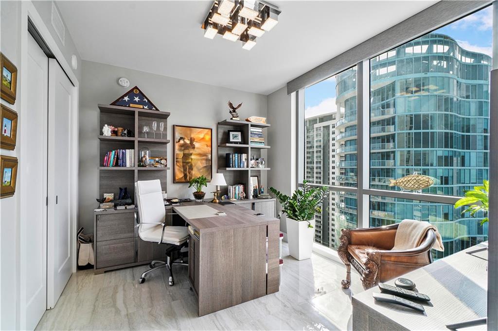 100 Las Olas - Residential