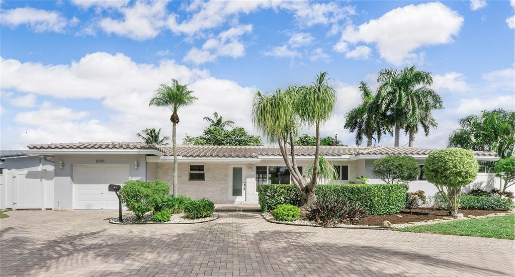 Photo of 1009 SE 10th Ct, Deerfield Beach, FL 33441 (MLS # F10528830)