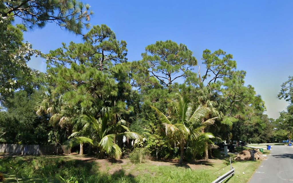 Photo of 726 Wentworth St, Sebastian, FL 32958 (MLS # B26045224)