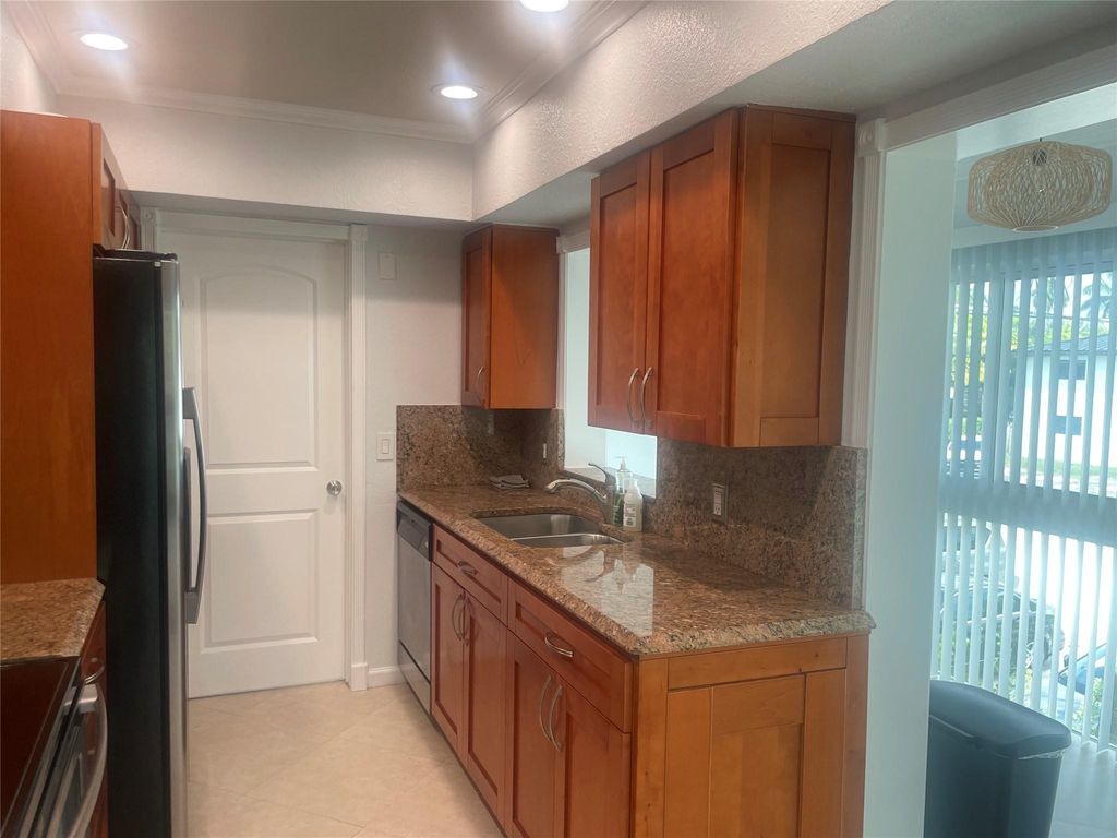 Photo of 861 SE 22nd Ave #6, Pompano Beach, FL 33062 (MLS # F10523788)