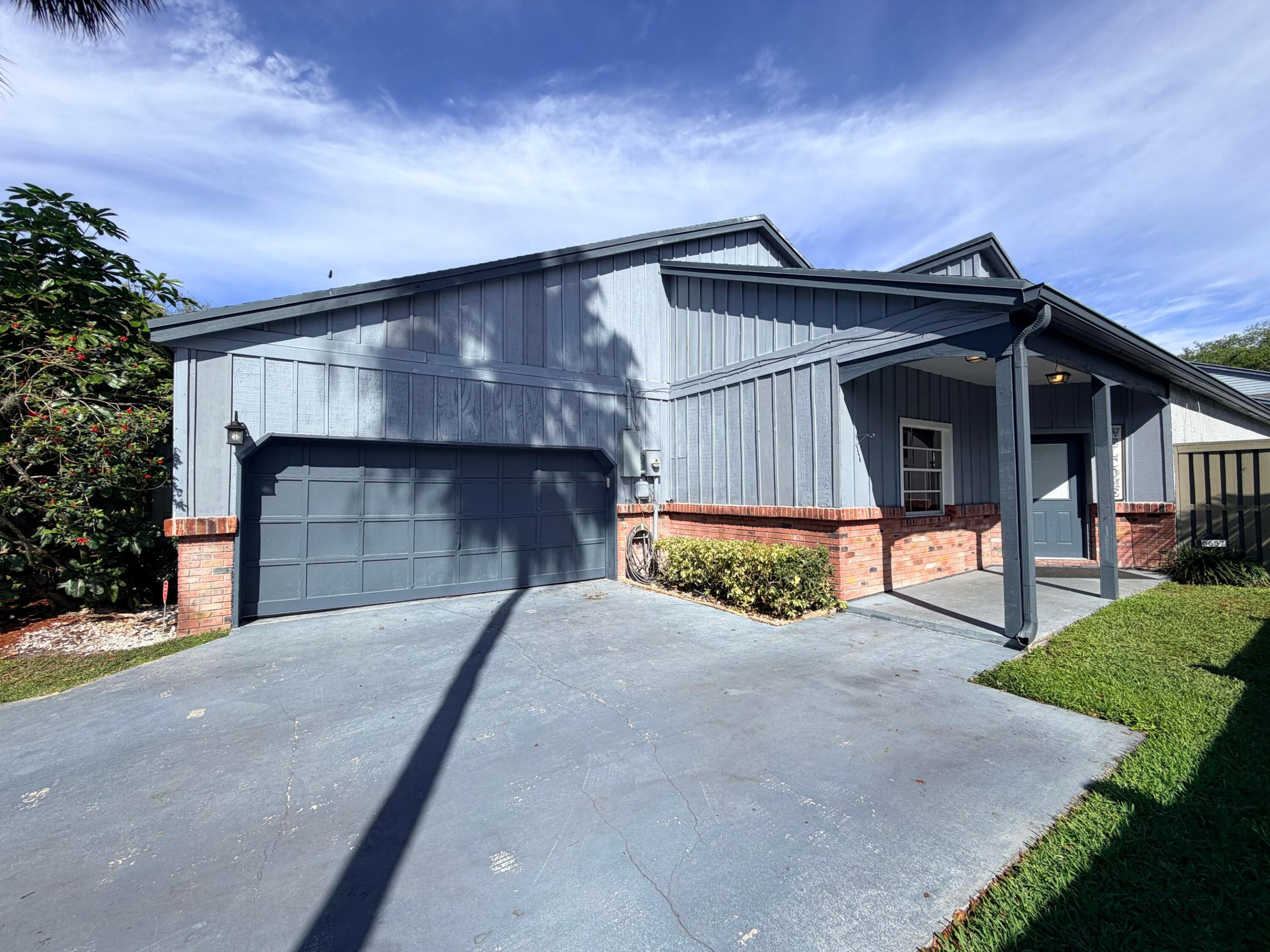 PARKLAND LAKES - Residential Lease