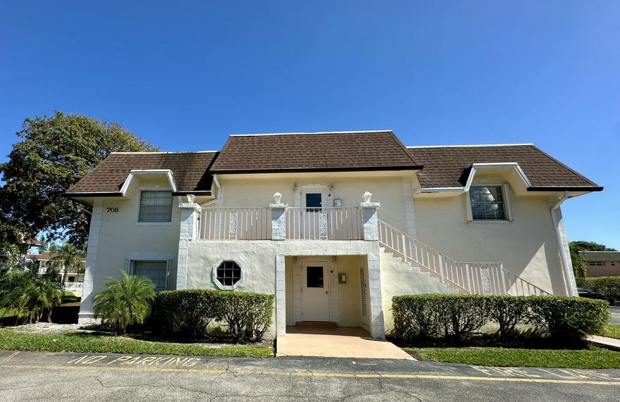 Location, location, location... This 2 bedroom 2 bathroom first floor apartment is located a walking distance from shopping, restaurants, supermarkets, and only a few minutes from the beach.Stainless steel appliances, newer kitchen cabinets, quartz kitchen countertops, tile floors, and remodeled bathrooms.